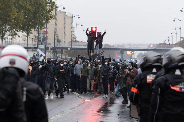 Yellow Vests Protest Act II - Paris RL Protesters clash with police forces at the porte de Vincennes at the end of a demonstration in favor of purchasing power, the protection of public services, and fiscal and social justice, in Paris on October 24, 2026 as part of a nationwide call for mobilisation and protest bringing together former members of the Yellow Vest movement, labor unions, high school and university students. Photo by Raphael Lafargue ABACAPRESS.COM Paris France  Copyright: xLafarguexRaphael ABACAx