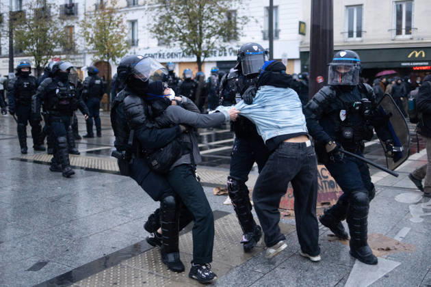 Yellow Vests Protest Act II - Paris RL Police forces arrest a protester by doing a choke valve (clé d’étranglement) at the porte de Vincennes at the end of a demonstration in favor of purchasing power, the protection of public services, and fiscal and social justice, in Paris on October 24, 2026 as part of a nationwide call for mobilisation and protest bringing together former members of the Yellow Vest movement, labor unions, high school and university students. Photo by Raphael Lafargue ABACAPRESS.COM Paris France  Copyright: xLafarguexRaphael ABACAx