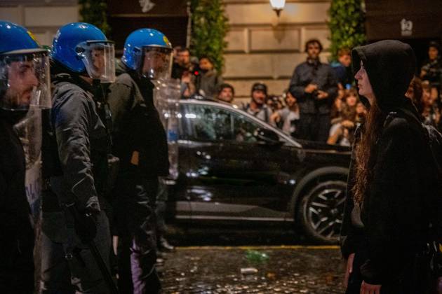 October 24, 2026, Rome, Rm, Italy: Thousands of people take to the streets to join the Get Italy out of the war march. Participants are calling for peace and protesting against the rising cost of living. The police block the way for participants attempting to continue their march outside the agreed-upon route. Rome Italy - ZUMAg256 20261024_znp_g256_044 Copyright: xMarcoxDixGianvitox