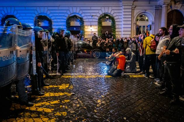 October 24, 2026, Rome, Rm, Italy: Thousands of people take to the streets to join the Get Italy out of the war march. Participants are calling for peace and protesting against the rising cost of living. The police block the way for participants attempting to continue their march outside the agreed-upon route. Rome Italy - ZUMAg256 20261024_znp_g256_041 Copyright: xMarcoxDixGianvitox