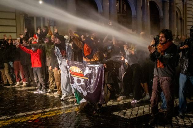 October 24, 2026, Rome, Rm, Italy: Thousands of people take to the streets to join the Get Italy out of the war march. Participants are calling for peace and protesting against the rising cost of living. TThe police use water cannons to block the way for participants attempting to continue their march outside the agreed-upon route. Rome Italy - ZUMAg256 20261024_znp_g256_042 Copyright: xMarcoxDixGianvitox