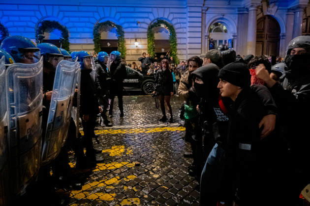 October 24, 2026, Rome, Rm, Italy: Thousands of people take to the streets to join the Get Italy out of the war march. Participants are calling for peace and protesting against the rising cost of living. The police block the way for participants attempting to continue their march outside the agreed-upon route. Rome Italy - ZUMAg256 20261024_znp_g256_043 Copyright: xMarcoxDixGianvitox
