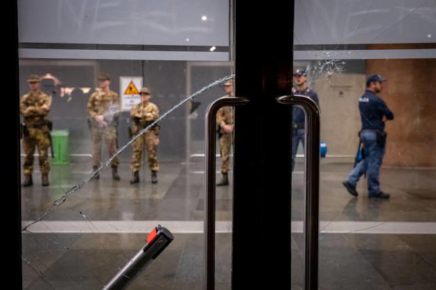October 24, 2026, Rome, Rm, Italy: Thousands of people take to the streets to join the Get Italy out of the war march. Participants are calling for peace and protesting against the rising cost of living. Some participants attempt to enter Termini station by breaking the glass of the locked doors. Rome Italy - ZUMAg256 20261024_znp_g256_032 Copyright: xMarcoxDixGianvitox