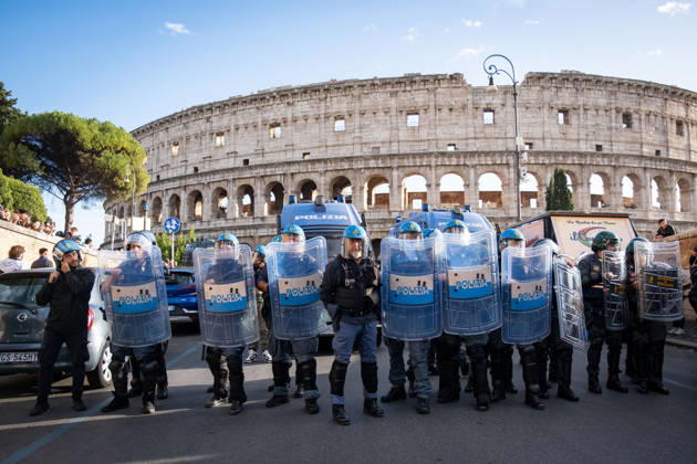 October 24, 2026, Rome, Rm, Italy: Thousands of people take to the streets to join the Get Italy out of the war march. Participants are calling for peace and protesting against the rising cost of living. Police block access to the Colosseum. Rome Italy - ZUMAg256 20261024_znp_g256_016 Copyright: xMarcoxDixGianvitox