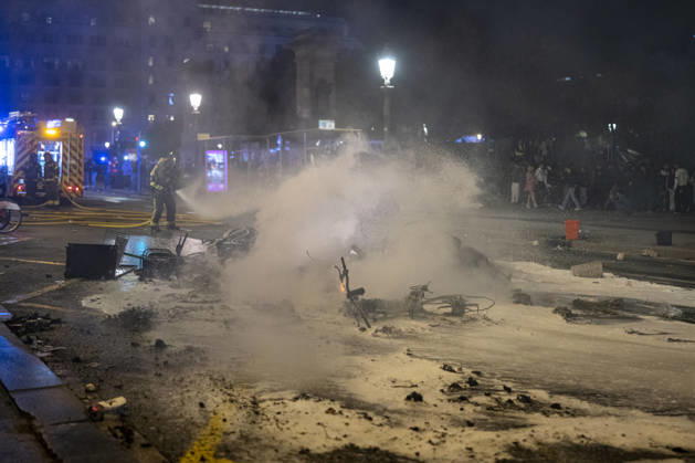 Police intervene during protest in Barcelona BARCELONA, SPAIN - OCTOBER 24: A youth protest organized through social media escalated into clashes with police, burning barricades and looting in central Barcelona, on October 24, 2026. Around 100 people, including 27 minors, were arrested after groups threw objects at police, set fire to rubbish containers and damaged shops around Placa de Catalunya, La Rambla and Ronda Universitat. Catalan President Salvador Illa condemned the violence and said those responsible would face consequences. Lorena Sopena Lopez Anadolu Barcelona Spain. Editorial use only. Please get in touch for any other usage.  Copyright: x2026xAnadoluxLorenaxSopenaxLopezx