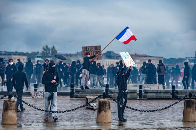 October 24, 2026, Bordeaux, Nouvelle-Aquitaine, France: In Bordeaux, the march on the second day of protests against the rising cost of living initially proceeded peacefully. At the end of the route, violent clashes broke out on the sidelines between groups of demonstrators and law enforcement officers. Projectiles were thrown at riot police, who used tear gas to disperse the groups. Participants in the mobilization also included members of the Yellow Vests movement. Bordeaux France - ZUMAh207 20261024_zip_h207_047 Copyright: xFabricexHebertx