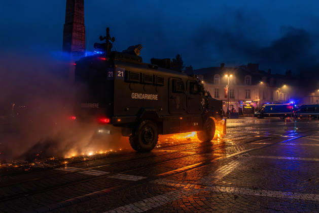 October 24, 2026, Bordeaux, Nouvelle-Aquitaine, France: In Bordeaux, the march on the second day of protests against the rising cost of living initially proceeded peacefully. At the end of the route, violent clashes broke out on the sidelines between groups of demonstrators and law enforcement officers. Projectiles were thrown at riot police, who used tear gas to disperse the groups. Participants in the mobilization also included members of the Yellow Vests movement. Bordeaux France - ZUMAh207 20261024_zip_h207_048 Copyright: xFabricexHebertx