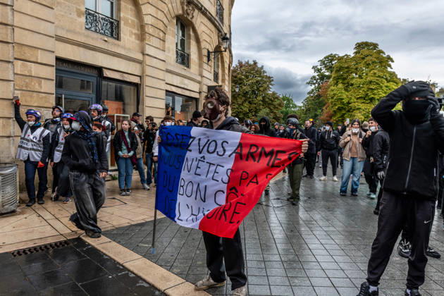 October 24, 2026, Bordeaux, Nouvelle-Aquitaine, France: In Bordeaux, the march on the second day of protests against the rising cost of living initially proceeded peacefully. At the end of the route, violent clashes broke out on the sidelines between groups of demonstrators and law enforcement officers. Projectiles were thrown at riot police, who used tear gas to disperse the groups. Participants in the mobilization also included members of the Yellow Vests movement. Bordeaux France - ZUMAh207 20261024_zip_h207_011 Copyright: xFabricexHebertx