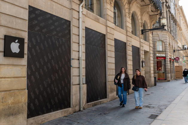 October 24, 2026, Bordeaux, Nouvelle-Aquitaine, France: In Bordeaux, the march on the second day of protests against the rising cost of living initially proceeded peacefully. At the end of the route, violent clashes broke out on the sidelines between groups of demonstrators and law enforcement officers. Projectiles were thrown at riot police, who used tear gas to disperse the groups. Participants in the mobilization also included members of the Yellow Vests movement. Bordeaux France - ZUMAh207 20261024_zip_h207_007 Copyright: xFabricexHebertx