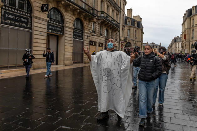October 24, 2026, Bordeaux, Nouvelle-Aquitaine, France: In Bordeaux, the march on the second day of protests against the rising cost of living initially proceeded peacefully. At the end of the route, violent clashes broke out on the sidelines between groups of demonstrators and law enforcement officers. Projectiles were thrown at riot police, who used tear gas to disperse the groups. Participants in the mobilization also included members of the Yellow Vests movement. Bordeaux France - ZUMAh207 20261024_zip_h207_002 Copyright: xFabricexHebertx