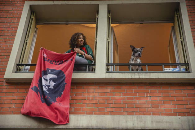 Paris Street Protest A resident displays a cloth bearing a portrait of Che Guevara from a building window during a demonstration in Paris, France on October 24, 2026. Authorities deployed around 70,000 security personnel across France for renewed protests over the cost of living on October 24, after unrest a week earlier saw public buildings vandalized, hundreds of shops looted and about 2,700 people arrested. Paris Ile de France France Copyright: xDavoodxMaeilix