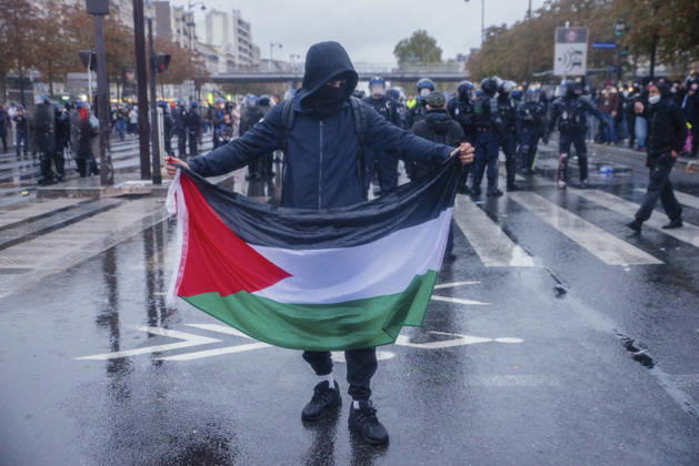 Paris Street Protest A protester displays a Palestinian flag in front of police officers in Paris, France on October 24, 2026. Authorities deployed around 70,000 security personnel across France for renewed protests over the cost of living on October 24, after unrest a week earlier saw public buildings vandalized, hundreds of shops looted and about 2,700 people arrested. Paris Ile de France France Copyright: xDavoodxMaeilix