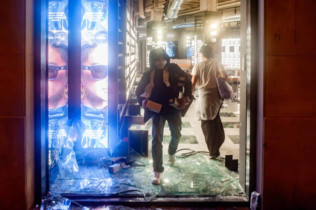 October 24, 2026, Barcelona, Spain: A looter runs out of a shop through a shattered glass entrance amid unrest in downtown Barcelona. The disturbances were marked by clashes between demonstrators and police, widespread vandalism and looting across the city centre, as groups smashed shop windows and damaged businesses during the night. Barcelona Spain - ZUMAb137 20261024_fap_b137_016 Copyright: xJordixBoixareux