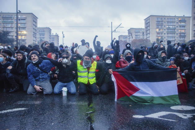 Paris Street Protest Demonstrators gather behind a Palestinian flag in Paris, France on October 24, 2026. Authorities deployed around 70,000 security personnel across France for renewed protests over the cost of living on October 24, after unrest a week earlier saw public buildings vandalized, hundreds of shops looted and about 2,700 people arrested. Paris Ile de France France Copyright: xDavoodxMaeilix