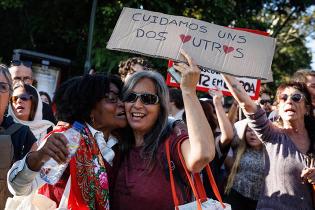 October 24, 2026, Lisbon, Portugal: Two female protesters embrace emotionally while holding a placard saying Cuidamos uns dos outros (We take care of each other) during the demonstration. People march through central Lisbon during a demonstration demanding affordable housing and protesting against the rising cost of living. The protest started at Marques de Pombal and ended at Rossio Square, where demonstrators set up tents at the end of the march in protest against Portugal s housing crisis. Lisbon Portugal  - ZUMAs197 20261024_aaa_s197_606 Copyright: xHenriquexCasinhasx