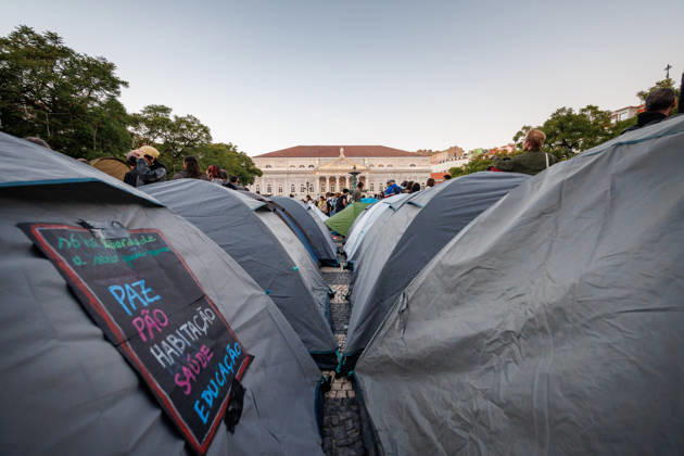 October 24, 2026, Lisbon, Portugal: Rows of tents set up in Rossio Square, with the D. Maria II National Theatre in the background during the demonstration. People march through central Lisbon during a demonstration demanding affordable housing and protesting against the rising cost of living. The protest started at Marques de Pombal and ended at Rossio Square, where demonstrators set up tents at the end of the march in protest against Portugal s housing crisis. Lisbon Portugal - ZUMAs197 20261024_aaa_s197_601 Copyright: xHenriquexCasinhasx