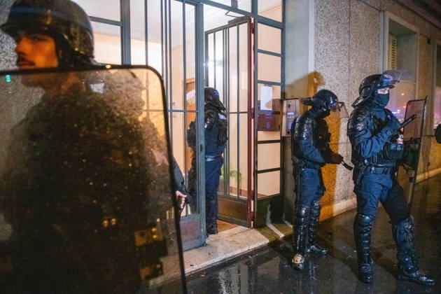 October 24, 2026, Paris, Abruzzo, Italy: Paris, the second act of the protests against the increasing of the cost of living ends up in clashes with police. Very strict security measures were adopted, but tensions erupted in clashes, tear gas and water cannons. Police enters the apartments to find potentially hidden protesters. Paris Italy - ZUMAb283 20261024_zaf_b283_017 Copyright: xSebastianoxBaccix