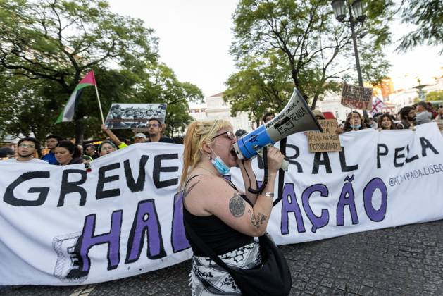 October 24, 2026, Lisbon, Lisbon, Portugal: Protesters hold up signs and shout slogans during a protest for affordable housing and against the rising cost of living..Thousands of people protested for access to affordable housing and against the rising cost of living. The demonstration ended in Rossio Square, with protesters setting up tents as a symbol of the housing shortage in Portugal. Lisbon Portugal - ZUMAs197 20261024_aaa_s197_192 Copyright: xHugoxAmaralx