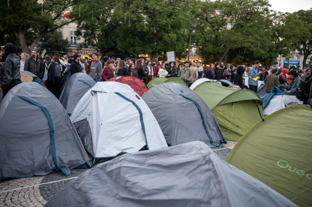 October 24, 2026, Lisbon, Lisbon, Portugal: Demonstrators take part in a protest organized by the Acampada de Lisboa housing movement, demanding affordable housing, limits on rising rents and an end to property speculation. The march takes place in central Lisbon, from Marques de Pombal to Rossio Square, following recent police removal of protest tents and the detention of 55 demonstrators during housing protests in the Portuguese capital. Lisbon Portugal - ZUMAr238 20261024_zip_r238_027 Copyright: xRicardoxRochax