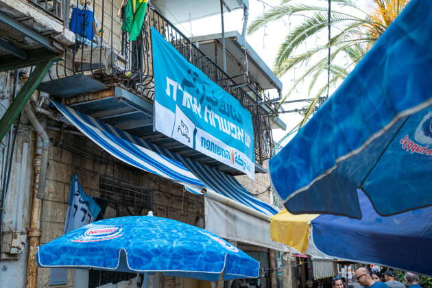 Wahlen in Israel 2026. Israel, Haifa am 24. Oktober, 2026: Wahlplakat der arabischen Parteienallianz Vereinte Liste an einem Gebäude im überwiegend von arabischen Bürgern bewohnten Stadtteil Wadi Nisnas in Haifa. Der Slogan lautet auf Arabisch und Hebräisch: Es gibt eine andere Wahl.