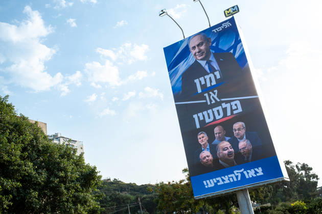 Wahlen in Israel 2026. Israel, Haifa am 24. Oktober, 2026: Großformatiges Wahlplakat der Likud-Partei von Benjamin Netanjahu an einer Schnellstraße. Der Slogan lautet: Rechts oder Palästina. Geht wählen!. Darunter sind portraits der politische Opposition, Yair Golan (Die Demokraten), Naftali Bennett (Bejachad ), Ahmad Tibi (TaÊ¿al, Vereinte Liste), Gadi Eizenkot (Jaschar), Mansour Abbas (RaÂ am) und Avigdor Lieberman (Israel Beitenu).
