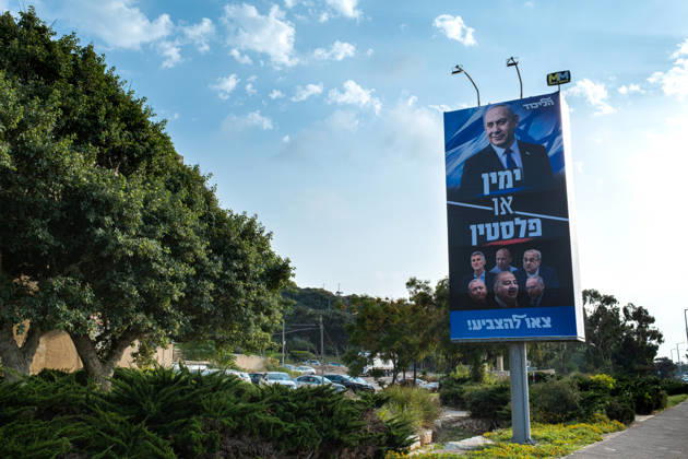 Wahlen in Israel 2026. Israel, Haifa am 24. Oktober, 2026: Großformatiges Wahlplakat der Likud-Partei von Benjamin Netanjahu an einer Schnellstraße. Der Slogan lautet: Rechts oder Palästina. Geht wählen!. Darunter sind portraits der politische Opposition, Yair Golan (Die Demokraten), Naftali Bennett (Bejachad ), Ahmad Tibi (TaÊ¿al, Vereinte Liste), Gadi Eizenkot (Jaschar), Mansour Abbas (RaÂ am) und Avigdor Lieberman (Israel Beitenu).