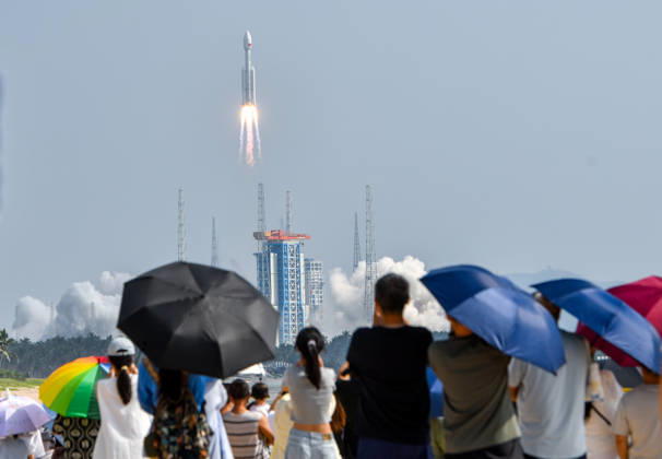 WENCHANG, CHINA - OCTOBER 25: A Long March-8A carrier rocket carrying the 28th group of low-orbit internet satellites blasts off from the Hainan Commercial Spacecraft Launch Site on October 25, 2026 in Wenchang, Hainan Province of China. The rocket lifted off at 10:03 a.m. (Beijing Time) from the Hainan commercial spacecraft launch site. The payloads, the 28th group of low-orbit internet satellites, entered the designated orbit.  Copyright: xChinaxNewsxServicex 111676943164