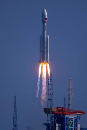 WENCHANG, CHINA - OCTOBER 25: A Long March-8A carrier rocket carrying the 28th group of low-orbit internet satellites blasts off from the Hainan Commercial Spacecraft Launch Site on October 25, 2026 in Wenchang, Hainan Province of China. The rocket lifted off at 10:03 a.m. (Beijing Time) from the Hainan commercial spacecraft launch site. The payloads, the 28th group of low-orbit internet satellites, entered the designated orbit.  Copyright: xChinaxNewsxServicex 111676942860