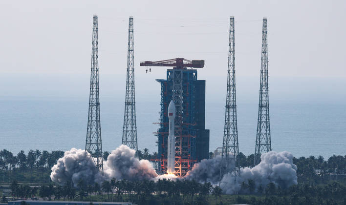 (261025) -- WENCHANG, Oct. 25, 2026 -- A Long March-8A carrier rocket carrying the 28th group of low-orbit internet satellites blasts off from the Hainan commercial spacecraft launch site in south China s Hainan Province, Oct. 25, 2026. The rocket lifted off at 10:03 a.m. (Beijing Time) on Sunday. The payloads entered the designated orbit. ) (EyesOnSci) CHINA-HAINAN-WENCHANG-INTERNET SATELLITE GROUP-LAUNCH (CN) YangxGuanyu 