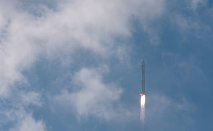 (261025) -- WENCHANG, Oct. 25, 2026 -- A Long March-8A carrier rocket carrying the 28th group of low-orbit internet satellites blasts off from the Hainan commercial spacecraft launch site in south China s Hainan Province, Oct. 25, 2026. The rocket lifted off at 10:03 a.m. (Beijing Time) on Sunday. The payloads entered the designated orbit. ) (EyesOnSci) CHINA-HAINAN-WENCHANG-INTERNET SATELLITE GROUP-LAUNCH (CN) YangxGuanyu 