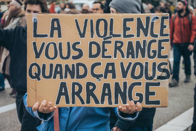 Yellow Vests Protest Act II - Grenoble A new day of mobilization took place on Saturday, October 24, called by the Yellow Vests (Gilets jaunes) and supported by high school students, university students, and labor unions, to protest against the high cost of living. A significant security presence was deployed. Nevertheless, clashes between masked individuals and law enforcement occurred on the fringes of the march. Photo by Leo Previtali ABACAPRESS.COM Grenoble France  Copyright: xPrevitalixLeo ABACAx