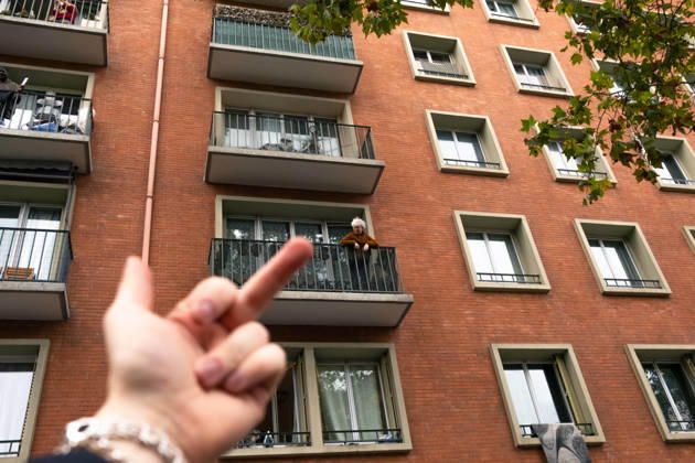 Yellow Vests Protest Act II - Paris A resident stands on her balcony, with a raised hand visible in the foreground among the marchers. Paris, France, on October 24, 2026, during a demonstration held a week after the October 17 mobilisation. The march was generally calm and accompanied by police. Photo by Jules Bernard ABACAPRESS.COM Photo by Jules Bernard ABACAPRESS.COM Paris Île-de-France France  Copyright: xBernardxJules ABACAx