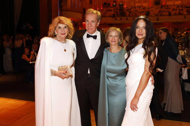 Vivian Honert-Boddin und Maxi Fenger mit Gästen beim 31. Leipziger Opernball 2026 in der Oper Leipzig. Leipzig, 24.10.2026