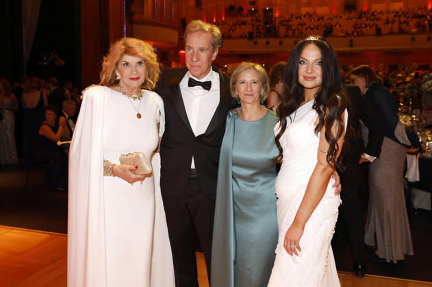 Vivian Honert-Boddin und Maxi Fenger mit Gästen beim 31. Leipziger Opernball 2026 in der Oper Leipzig. Leipzig, 24.10.2026