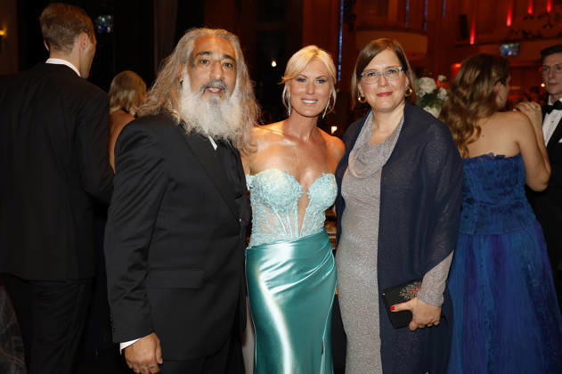 Senay Gueler, Kamilla Senjo und Gast beim 31. Leipziger Opernball 2026 in der Oper Leipzig. Leipzig, 24.10.2026