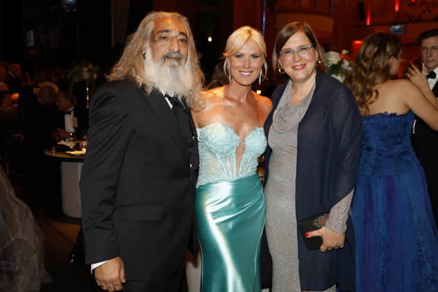 Senay Gueler, Kamilla Senjo und Gast beim 31. Leipziger Opernball 2026 in der Oper Leipzig. Leipzig, 24.10.2026