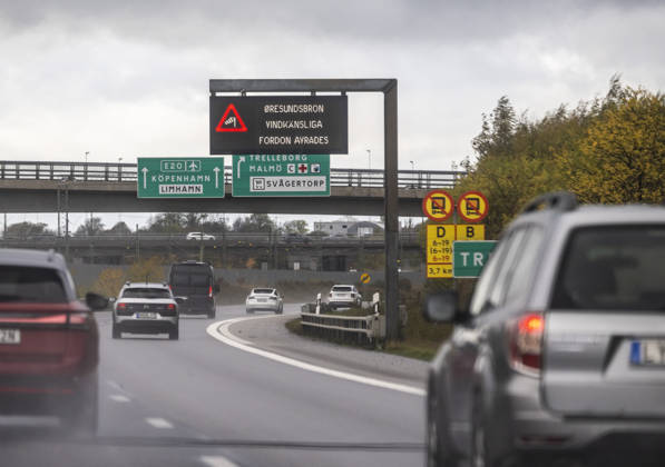 MALMÖ, October 25, 2026 Information sign stating that wind-sensitive vehicles were prohibited from crossing the Öresund Bridge during the strong winds as Storm Boelo swept across southern Sweden on Sunday MALMÖ, SWEDEN x50090x  Copyright: xJohanxNilssonx xTTx HÖSTRUSK OCH HARDA VIND - STORMEN BOELO xEvHc7COqTU