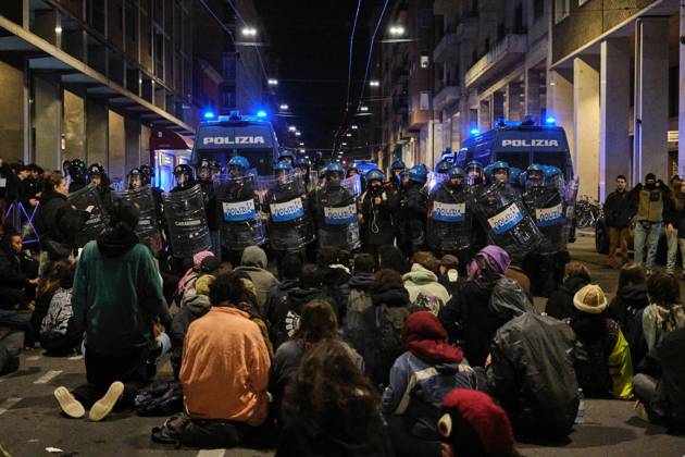 Clashes in Bologna BOLOGNA, ITALY - OCTOBER 24, 2026: Thousands of people gathered spontaneously in Piazza del Nettuno before setting off in a march through the city centre. Clashes broke out along Via Marconi. Several people were injured, and a young man lost consciousness after being tackled by police. A police water cannon was also used from behind the protesters and hit the ambulance that was assisting the unconscious man. In protest, demonstrators sat down in front of the police line, which, after several minutes, decided to disband its wall of shields. Bologna Italy Copyright: x xLorenzoxPasinix xJNAxPressx