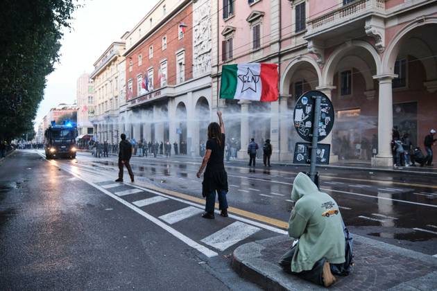 Clashes in Bologna BOLOGNA, ITALY - OCTOBER 24, 2026: Thousands of people gathered spontaneously in Piazza del Nettuno before setting off in a march through the city centre. Clashes broke out along Via Marconi. Several people were injured, and a young man lost consciousness after being tackled by police. A police water cannon was also used from behind the protesters and hit the ambulance that was assisting the unconscious man. In protest, demonstrators sat down in front of the police line, which, after several minutes, decided to disband its wall of shields. Bologna Italy Copyright: x xLorenzoxPasinix xJNAxPressx