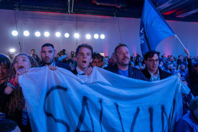 News - Congresso Federale della Lega Young Lega militants chants as Matteo Salvini speaks to the crowd during Lega national congress. Milan, Italy, 25 10 2026 Milano Milano Italy Copyright: xLeonardoxGaravagliax xLiveMediax LPN_2769662