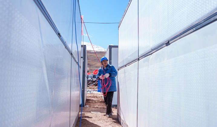 (261025) -- BAQEN, Oct. 25, 2026 -- An electric worker installs power supply lines at a resettlement site of a quake-hit village in Maru Township of Baqen County, Nagqu City, southwest China s Xizang Autonomous Region, Oct. 25, 2026. Power supply lines are being installed for prefabricated houses in the quake-hit Baqen County. According to the State Grid, power connection supplies for 2,724 tents and 2,400 prefabricated houses have been deployed to meet electricity connection needs in the quake-hit area. ) CHINA-XIZANG-EARTHQUAKE-POWER SUPPLY LINES (CN) TenzinxNyida 