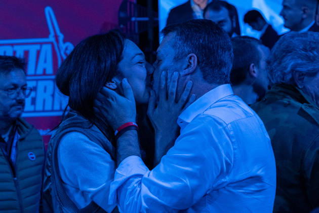 News - Congresso Federale della Lega Matteo Salvini, Minister of infrastructure and transportation and Lega national secretary kisses his fiancee Francesca Verdini at Lega national congress. Milan, Italy, 25 10 2026 Milano Milano Italy Copyright: xLeonardoxGaravagliax xLiveMediax LPN_2769857
