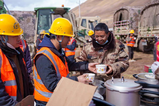 (261025) -- BAQEN, Oct. 25, 2026 -- Du Guoping (R) distributes dumplings to rescuers at a temporary shelter in Maru Township of Baqen County, Nagqu City, southwest China s Xizang Autonomous Region, Oct. 24, 2026. After a 7.0-magnitude earthquake struck Baqen County in Nagqu, southwest China s Xizang Autonomous Region, on Thursday, Du Guoping, owner of a dumpling restaurant in Xigaze, postponed the opening of his two new restaurants and headed to the disaster zone with his staff. It took only about 10 minutes to make the decision that we would go to Baqen and cook dumplings for earthquake-affected residents, Du said. The team loaded more than 1,500 kilograms of dumplings onto vehicles and set off from Xigaze at midnight on the night o