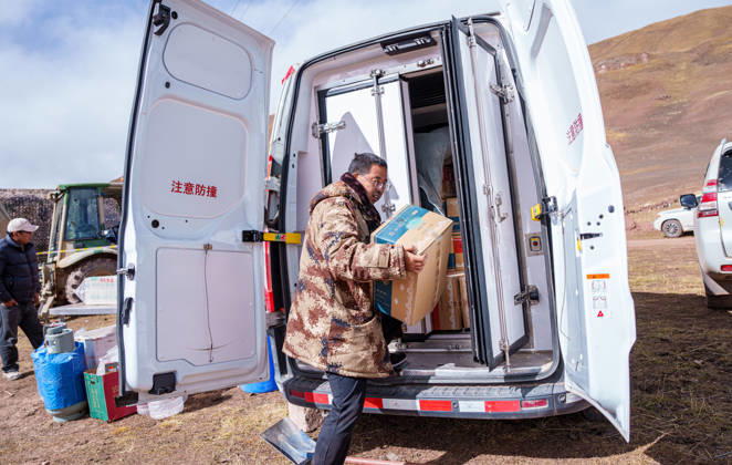 (261025) -- BAQEN, Oct. 25, 2026 -- Du Guoping unloads dumplings at a temporary shelter in Maru Township of Baqen County, Nagqu City, southwest China s Xizang Autonomous Region, Oct. 24, 2026. After a 7.0-magnitude earthquake struck Baqen County in Nagqu, southwest China s Xizang Autonomous Region, on Thursday, Du Guoping, owner of a dumpling restaurant in Xigaze, postponed the opening of his two new restaurants and headed to the disaster zone with his staff. It took only about 10 minutes to make the decision that we would go to Baqen and cook dumplings for earthquake-affected residents, Du said. The team loaded more than 1,500 kilograms of dumplings onto vehicles and set off from Xigaze at midnight on the night of the earthquake.