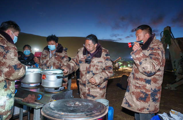 (261025) -- BAQEN, Oct. 25, 2026 -- Du Guoping (2nd R) checks a pressure cooker at a temporary shelter in Maru Township of Baqen County, Nagqu City, southwest China s Xizang Autonomous Region, Oct. 24, 2026. After a 7.0-magnitude earthquake struck Baqen County in Nagqu, southwest China s Xizang Autonomous Region, on Thursday, Du Guoping, owner of a dumpling restaurant in Xigaze, postponed the opening of his two new restaurants and headed to the disaster zone with his staff. It took only about 10 minutes to make the decision that we would go to Baqen and cook dumplings for earthquake-affected residents, Du said. The team loaded more than 1,500 kilograms of dumplings onto vehicles and set off from Xigaze at midnight on the night of the