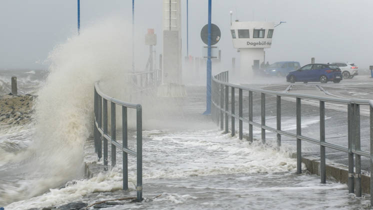 Sturmtief Manja ist in Norddeutschland und zeigt ihre Macht. Mit orkanartigen Böen trifft sie vor allem die Nordseeküste. Viele Reisende wurden in Dagebüll vom Sturm überrascht. Das Meer peitscht über den Hafenanleger, dazu Starkregen in Sekunden ist man komplett durchnässt. Über einen Meter hohe Wellen lassen den Hafenanleger teilweise überfluten. Noch fährt die Fähre zu den Nordseeinseln Föhr (Wyk auf Föhr) und Amrum (Wittdün). Mit Einschränkungen ist jedoch zu rechnen. Der Wind soll am Nachmittag Orkanstärke erreichen. Dagebüll Schleswig-Holstein Deutschland