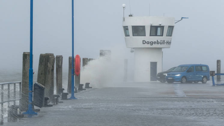 Sturmtief Manja ist in Norddeutschland und zeigt ihre Macht. Mit orkanartigen Böen trifft sie vor allem die Nordseeküste. Viele Reisende wurden in Dagebüll vom Sturm überrascht. Das Meer peitscht über den Hafenanleger, dazu Starkregen in Sekunden ist man komplett durchnässt. Über einen Meter hohe Wellen lassen den Hafenanleger teilweise überfluten. Noch fährt die Fähre zu den Nordseeinseln Föhr (Wyk auf Föhr) und Amrum (Wittdün). Mit Einschränkungen ist jedoch zu rechnen. Der Wind soll am Nachmittag Orkanstärke erreichen. Dagebüll Schleswig-Holstein Deutschland