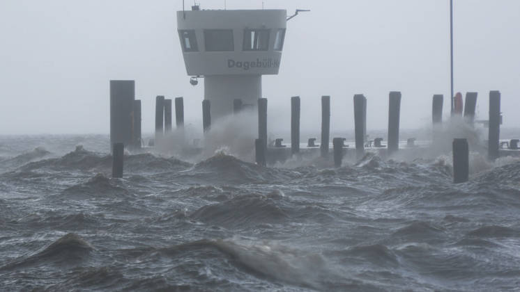 Sturmtief Manja ist in Norddeutschland und zeigt ihre Macht. Mit orkanartigen Böen trifft sie vor allem die Nordseeküste. Viele Reisende wurden in Dagebüll vom Sturm überrascht. Das Meer peitscht über den Hafenanleger, dazu Starkregen in Sekunden ist man komplett durchnässt. Über einen Meter hohe Wellen lassen den Hafenanleger teilweise überfluten. Noch fährt die Fähre zu den Nordseeinseln Föhr (Wyk auf Föhr) und Amrum (Wittdün). Mit Einschränkungen ist jedoch zu rechnen. Der Wind soll am Nachmittag Orkanstärke erreichen. Dagebüll Schleswig-Holstein Deutschland