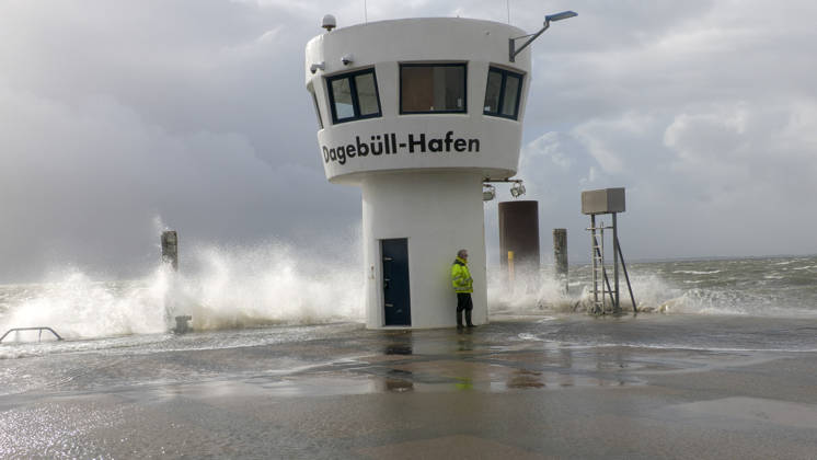 Sturmtief Manja ist in Norddeutschland und zeigt ihre Macht. Mit orkanartigen Böen trifft sie vor allem die Nordseeküste. Viele Reisende wurden in Dagebüll vom Sturm überrascht. Das Meer peitscht über den Hafenanleger, dazu Starkregen in Sekunden ist man komplett durchnässt. Über einen Meter hohe Wellen lassen den Hafenanleger teilweise überfluten. Noch fährt die Fähre zu den Nordseeinseln Föhr (Wyk auf Föhr) und Amrum (Wittdün). Mit Einschränkungen ist jedoch zu rechnen. Der Wind soll am Nachmittag Orkanstärke erreichen. Dagebüll Schleswig-Holstein Deutschland