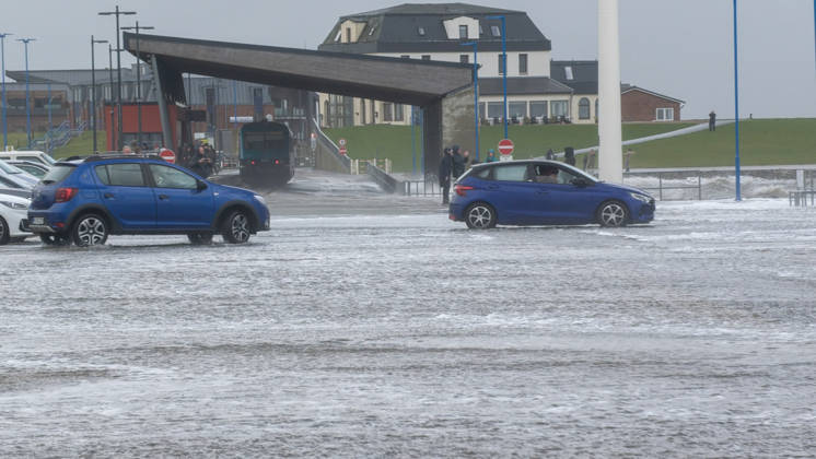 Sturmtief Manja ist in Norddeutschland und zeigt ihre Macht. Mit orkanartigen Böen trifft sie vor allem die Nordseeküste. Viele Reisende wurden in Dagebüll vom Sturm überrascht. Das Meer peitscht über den Hafenanleger, dazu Starkregen in Sekunden ist man komplett durchnässt. Über einen Meter hohe Wellen lassen den Hafenanleger teilweise überfluten. Noch fährt die Fähre zu den Nordseeinseln Föhr (Wyk auf Föhr) und Amrum (Wittdün). Mit Einschränkungen ist jedoch zu rechnen. Der Wind soll am Nachmittag Orkanstärke erreichen. Dagebüll Schleswig-Holstein Deutschland